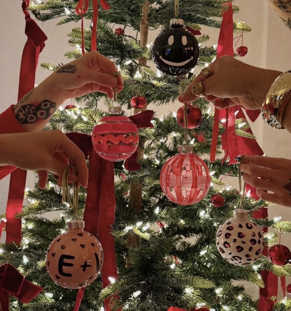 friendmas decorations