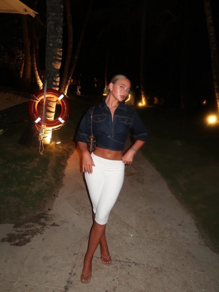 black capri pants outfit