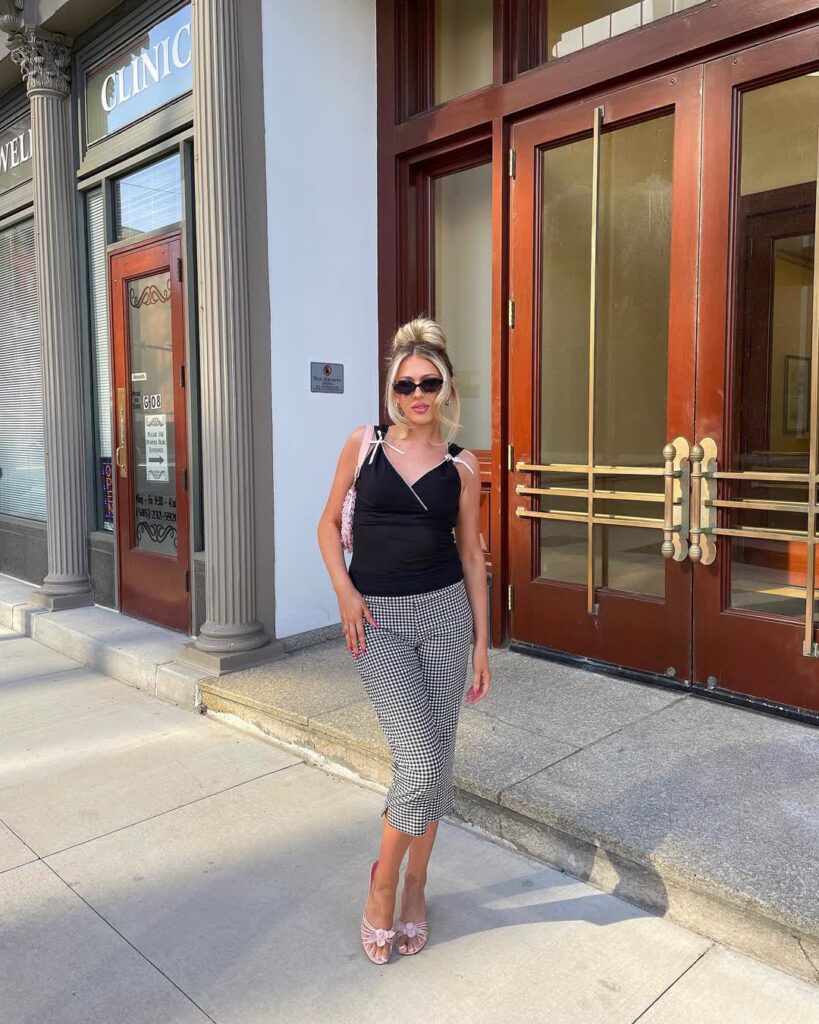 what top to wear with capri pants