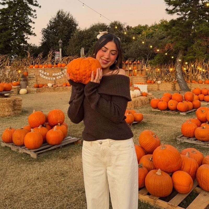 what to wear to a pumpkin patch date
